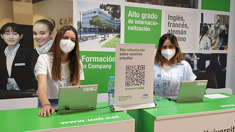 Estudiants de l'Escola donant suport a la promoció dels estudis al Saló Btravel 2021