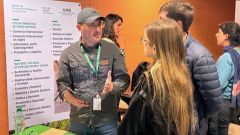 Professionals de la Fundació UAB atenent a estudiants a Sud-amèrica