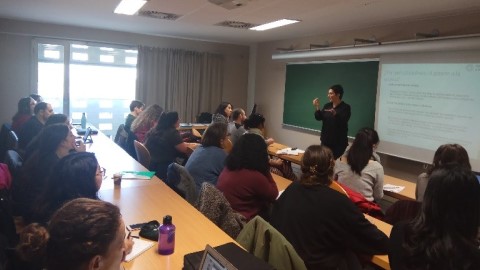 Estudiants i formadora a la sessió de dimecres