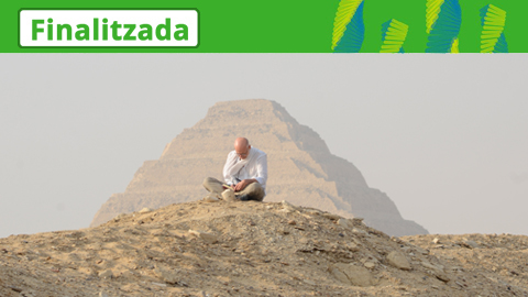 piràmide amb arqueòleg