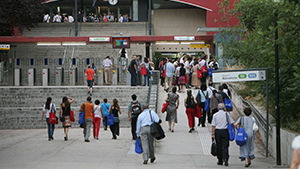 Persones caminant pel Campus de la UAB