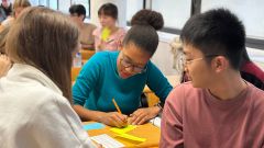 Estudiants del grau en Turisme a un taller sobre Drets d'Infancia