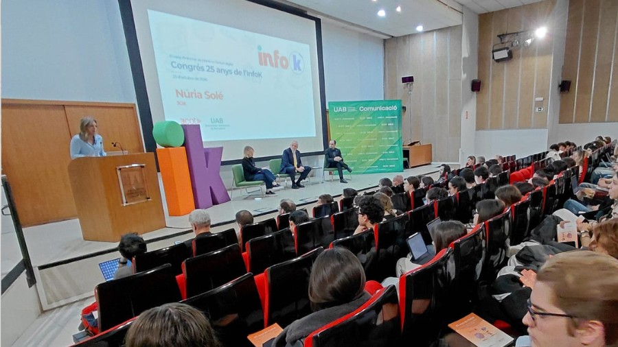 Aula Magna plena de gom a gom durant l'inici del Congrés.