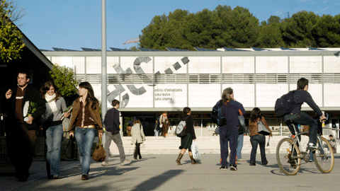 Estudiantes en la plaza cívica