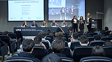 Estudiants presentant el seu projecte innovador en el Premi CIEU.