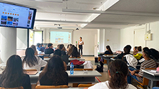 Estudiant explicant la seva experiència de pràctiques