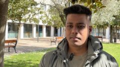 Foto de l'entrevistat, Tasneem Ananta, a la plaça de l'Hotel Campus