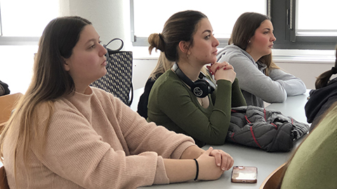 Estudiants atentes a l'aula