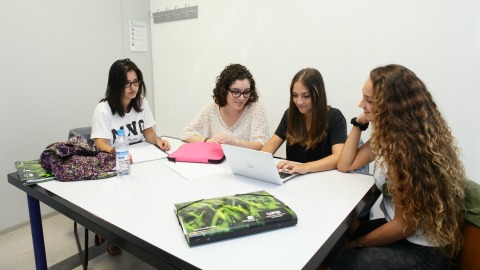 Estudiants a l'Hemeroteca
