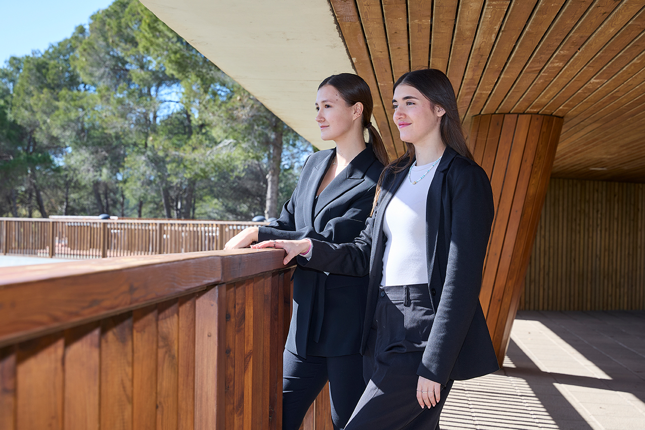 Noies xerrant a la entrada de l'Escola Universitària de Turisme i Direcció Hotelera de la UAB