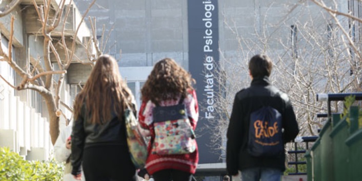 Alumnes en la Facultat de Psicologia