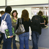 Estudiants informant-se en una facultat