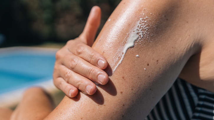 Espatlla amb crema de sol(j
