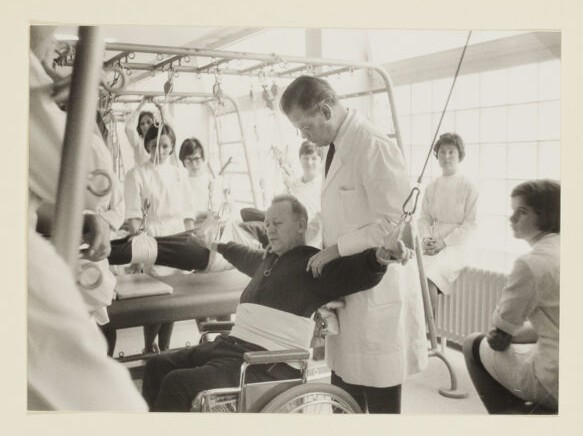 Sessió de fisioteràpia al centre Guttmann de Heidelberg (ca. 1972)