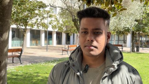 Foto de l'entrevistat, Tasneem Ananta, a la plaça de l'Hotel Campus