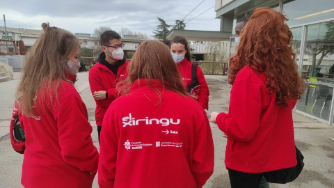 Voluntaris del Xiringu preparant-se per sortir a fer la seva tasca de voluntariat