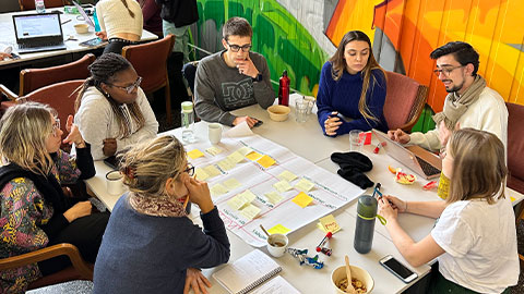 Un grup d'estudiants a una taula a l'espai d'emprenedoria a Àustria