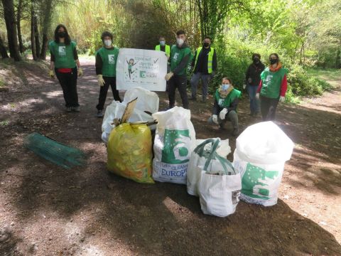 Imatge dels participants amb els residus recollits