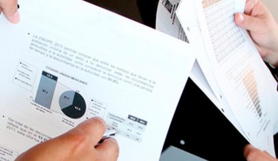 Persones agafant papers amb dades