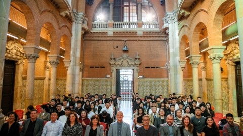 Imatge de grup dels assistents a l'acte d'inici del Curso de Acceso a la Universidad a l'Aula Magna