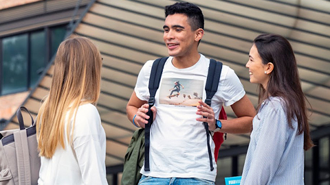 Tres joves estudiants somrients