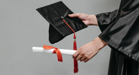 Joves llençant els birrets de graduació