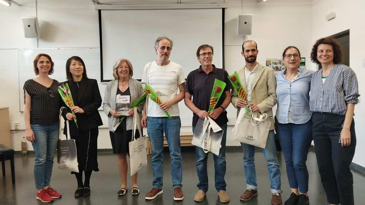 Persones amb una rosa en l'activitat de Sant Jordi 