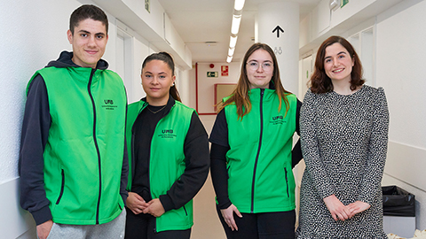 Estudiants de suport a les activitats de promoció del centre