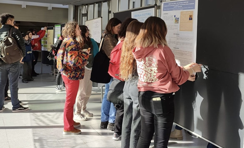 alumnes preparen la exposició