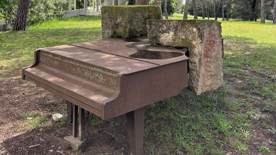 Escultura piano UAB