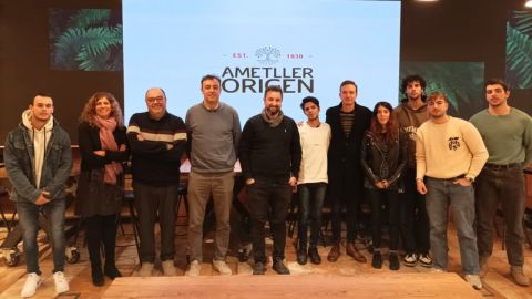 estudiants visiten el mercat d'autors d'ametller origen