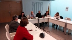 Un conjunt de persones es troben reunides al voltant d'una taula