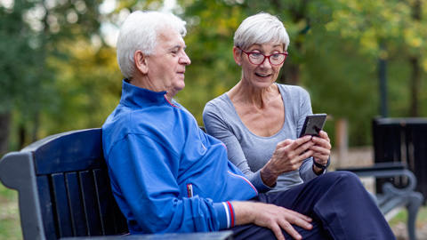 Persones grans amb mòbil / personas mayores con móvil