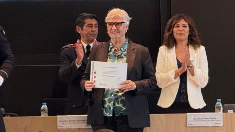 Silvia Alonso, directora de l'HCV, rep un premi de Mossos d'Esquadra