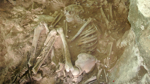 Esqueleto de un individuo de la Cova des Pas en posición fetal.