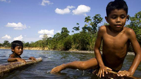 Niño en el Amazonas