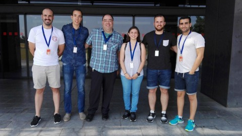 Els estudiants i el coordinador de Grau durant la visita al TEDAX