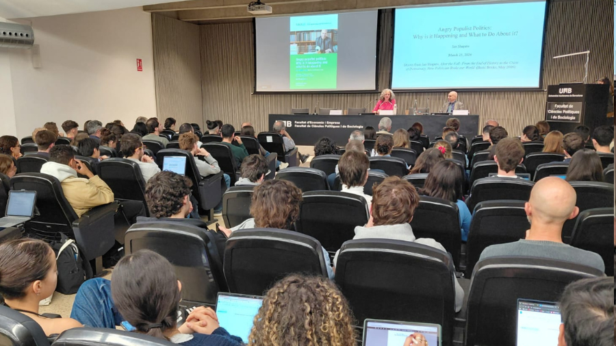 Shapiro i Anduiza a la tarima de la facultat de Polítiques.