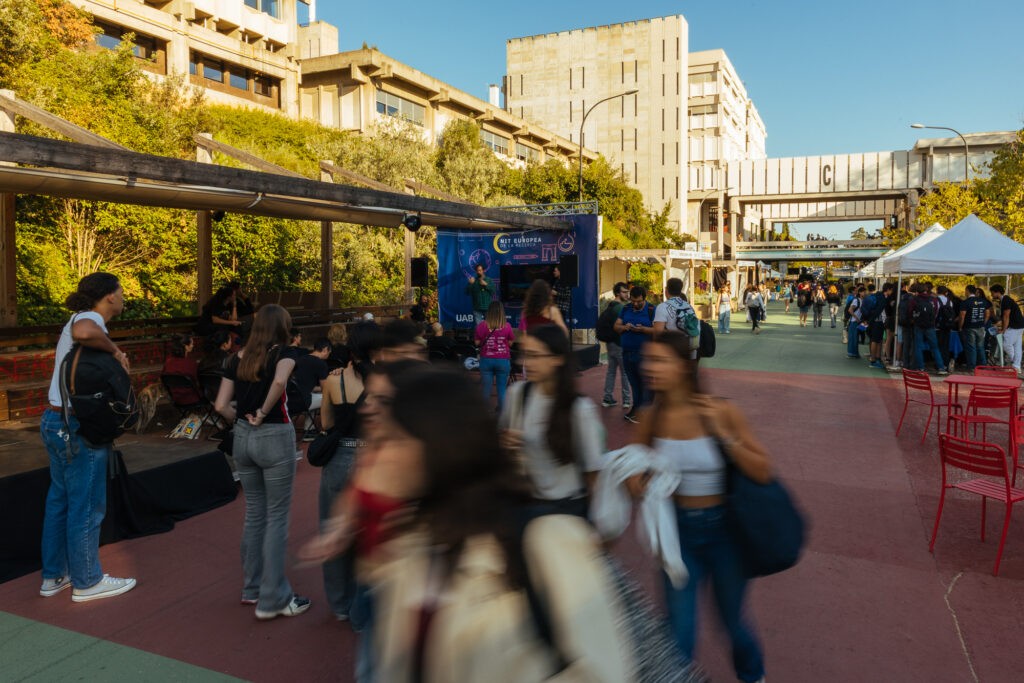 Alumnat al Campus fent activitats