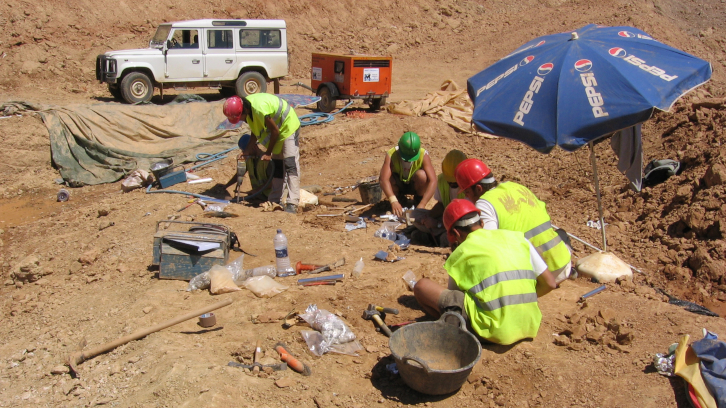 Tasques d'excavació paleontològiques