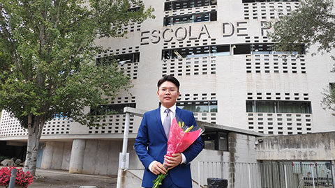 Ruizhe Fang, davant de l'Escola de Postgrau de la UAB