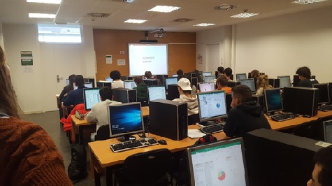 Estudiants dins de l'aula amb els ordinadors