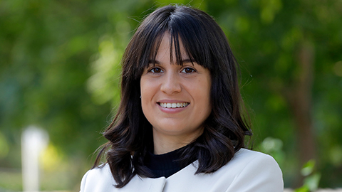 Ariadna Morente, dona jove amb cabell fosc i jaqueta blanca amb coll negre