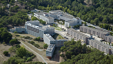 Vista aèria de l'Edifici Blanc i de la Vila Universitària UAB
