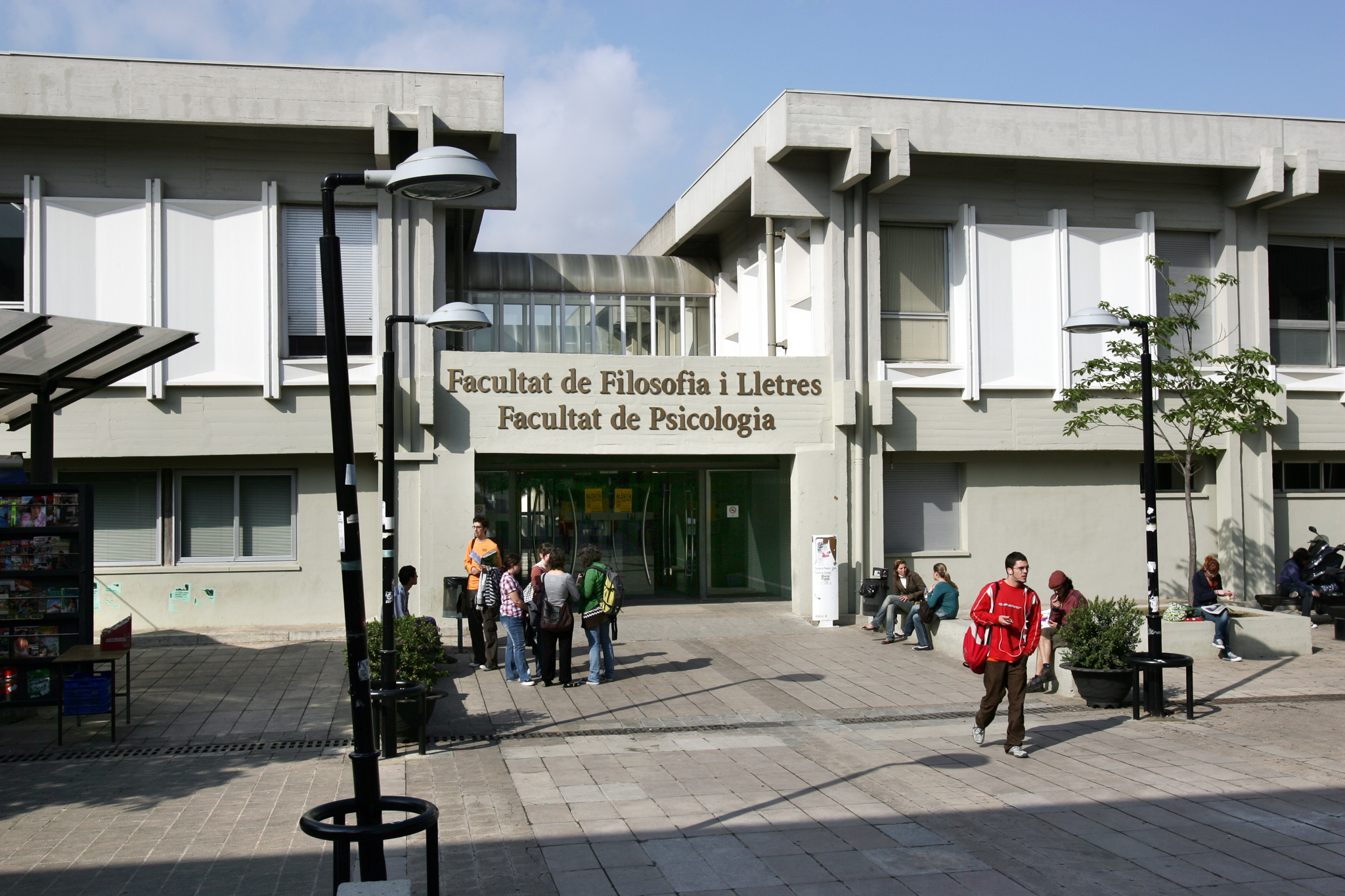 Entrada principal de la facultat de Filosofia i Lletres de la UAB