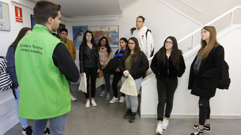 Estudiant de suport a les activitats de promoció de l'Escola