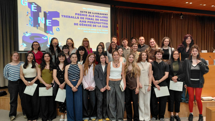 El grup d'estudiants premiats que van assistir a l'acte de lliurament de guardons.