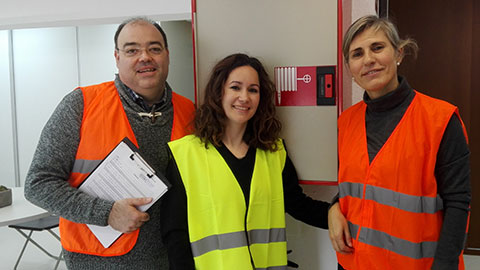 Montserrat Iglesias-Lucía i César Torrero al simulacre de l'Edifici Blanc