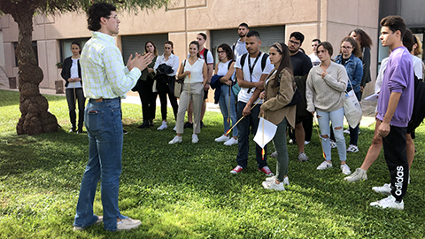 Un professor explicant als alumnes de l'escola en el jardí