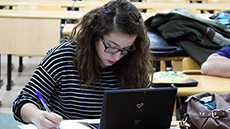 Noia estudiant